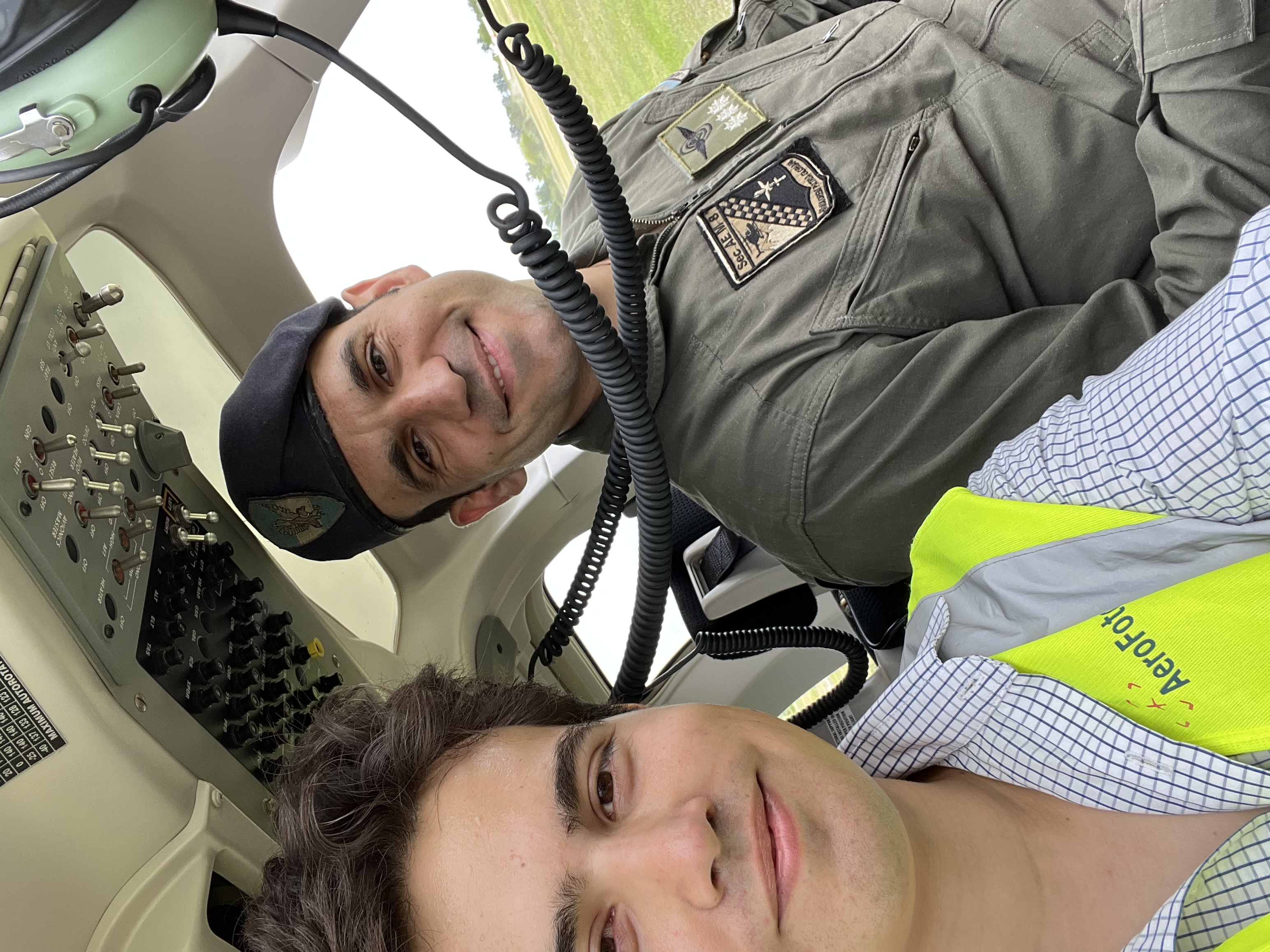 Cockpit helicóptero militar